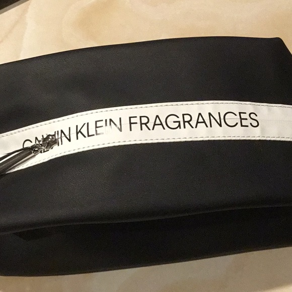 NWT Toiletry bag - Picture 3 of 8